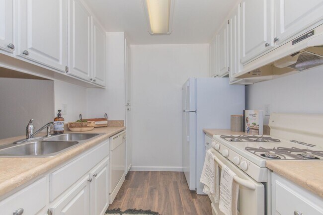 Building Photo - Great space for every taste. You'll love o...