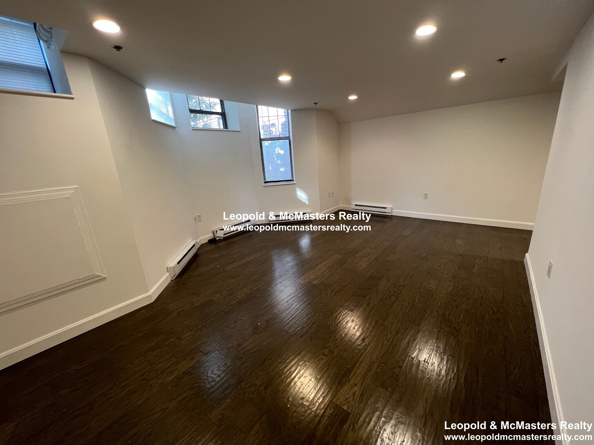 Building Photo - 112 Queensberry St