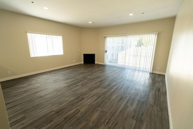 Interior Photo - 7057 Lanewood Ave