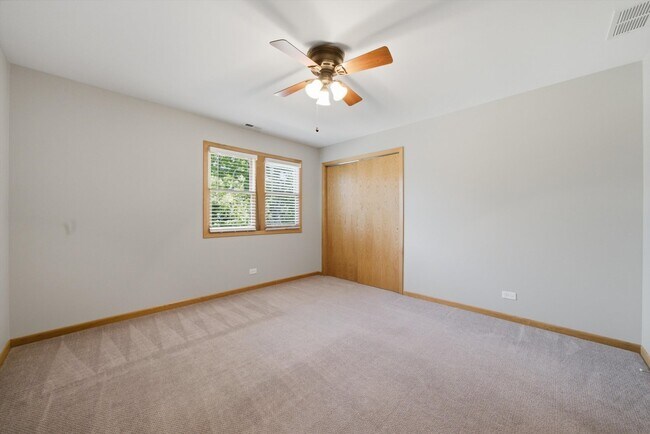 Building Photo - 586 S Hawthorne Ave
