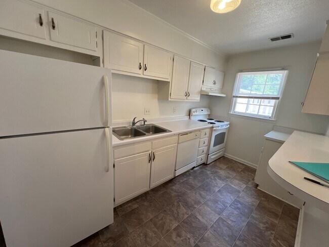 Building Photo - Williamsburg Townhomes