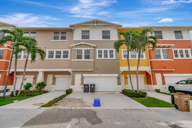 Building Photo - 4 BEDROOMS 3.5 BATHROOMS!! GATED COMMUNITY