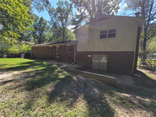 Building Photo - 2506 Windmere Dr NW