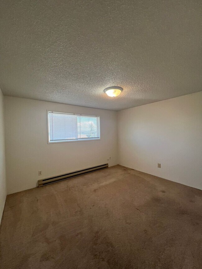 Building Photo - 4 Bedroom, 2 Bathroom Home - With Large Bo...