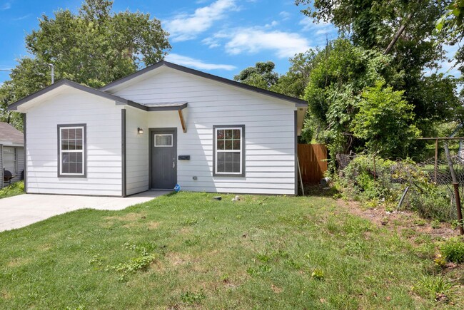 Building Photo - No carpet! Big privacy yard