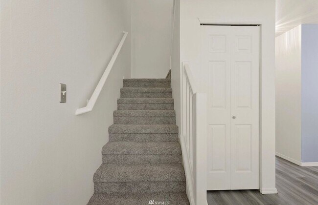 Building Photo - Federal Way Townhome Condo- 2 bedroom 2.5 bathroom, 1 car garage - Available NOW!