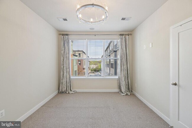 Building Photo - 5627 45th Ave