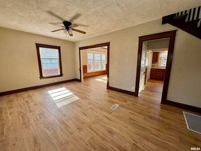 Building Photo - 716 46th St