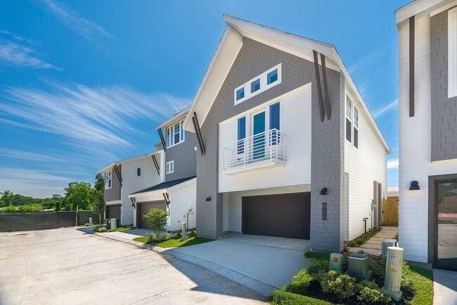 Building Photo - 7605 Victory Dr