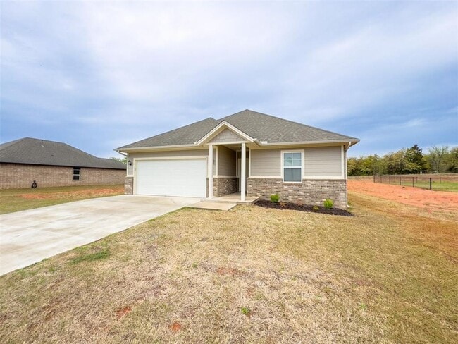 Building Photo - Very Nice 4 bedroom 2 bath home in Guthrie...
