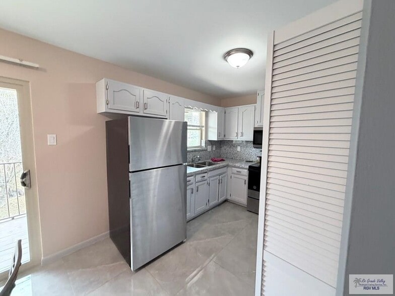 Building Photo - 305 Calle Amistosa