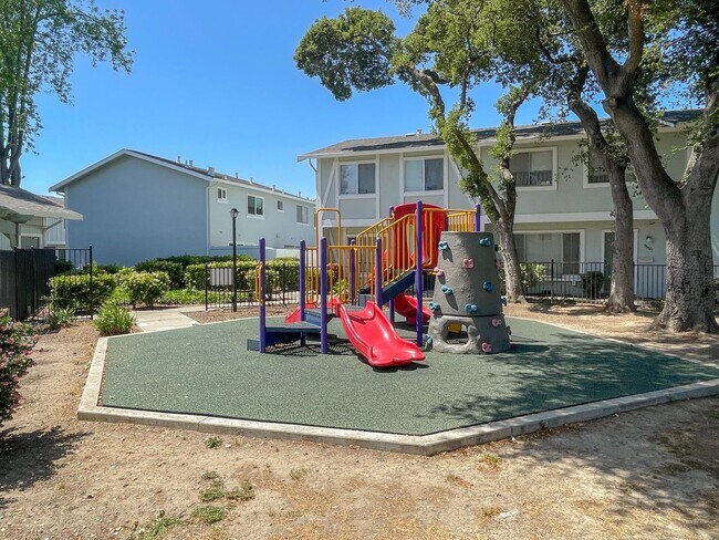 Building Photo - 38594 Royal Ann Common