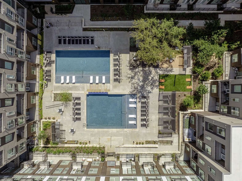 Building Photo - The Bond