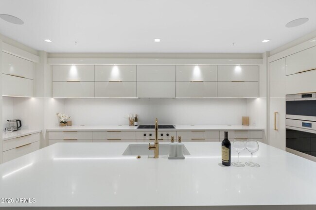 Building Photo - 6587 N Palmeraie Blvd