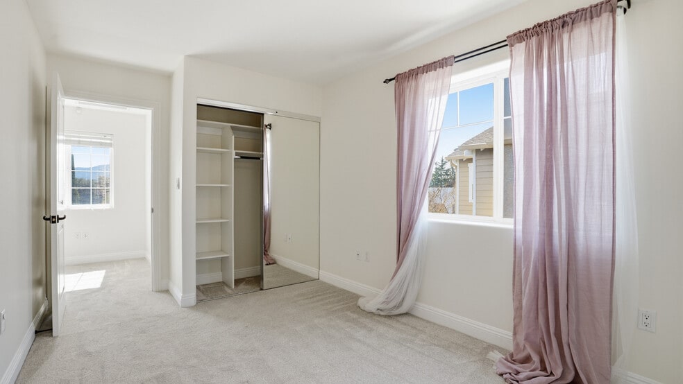 Building Photo - 10752 Hortense St