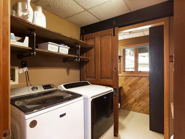 Building Photo - Beautiful spacious 3 bed, 3 bath home situated on 2.53 private acres in Stevensville.