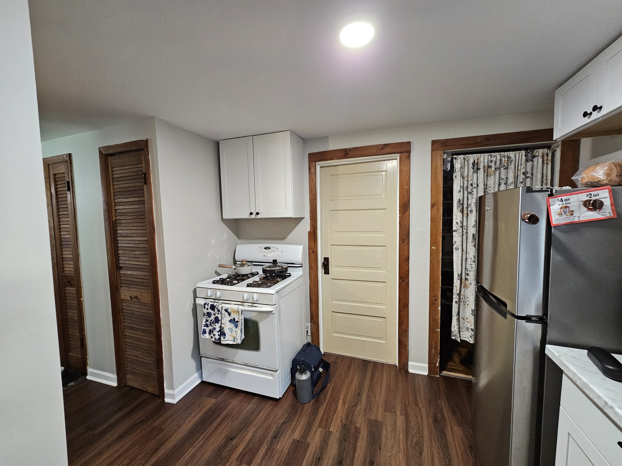 Kitchen - 1374 E Algonquin Rd