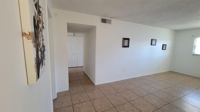 Building Photo - 826 Sky Lake Cir