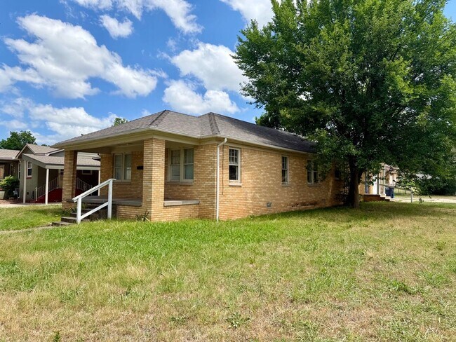 Building Photo - 3 Bedroom and 1 Bathroom Home for rent in Shawnee