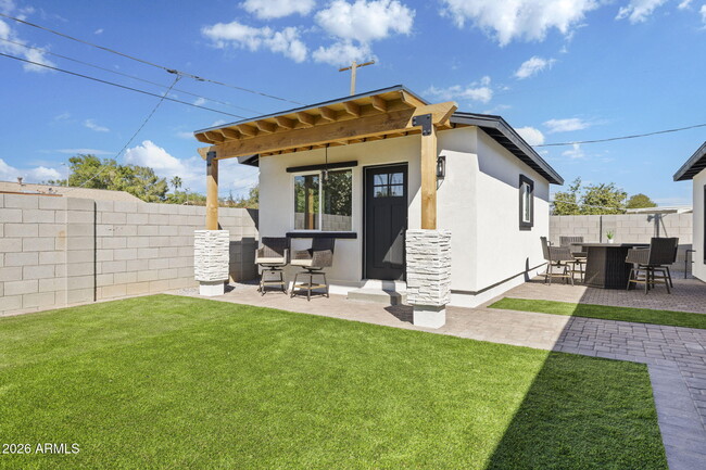 Building Photo - 8632 E Highland Ave