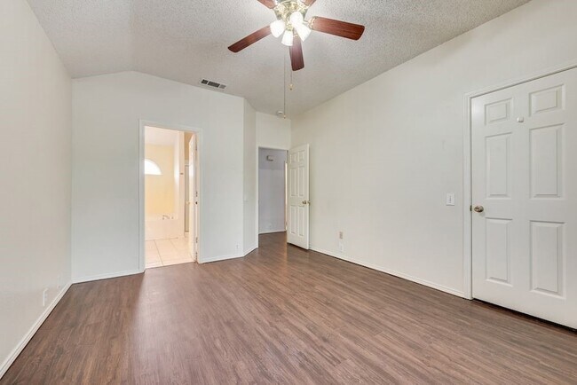 Building Photo - 220 High Pointe Ln