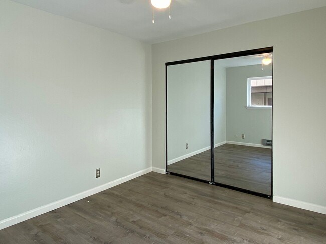 Building Photo - Bright Updated 2 Bedroom 1 Bath Mountain View End-Unit Condo