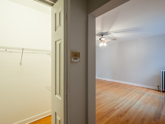 Building Photo - 6439 N Hamilton Ave