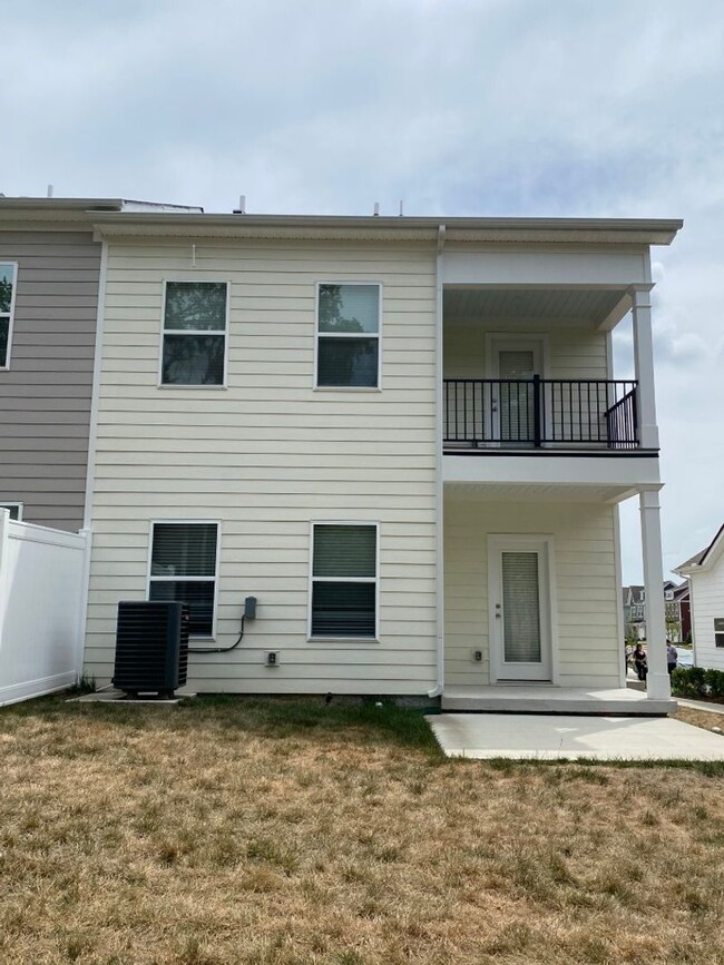 Building Photo - Spacious End Unit Townhome in Blakeney Com...