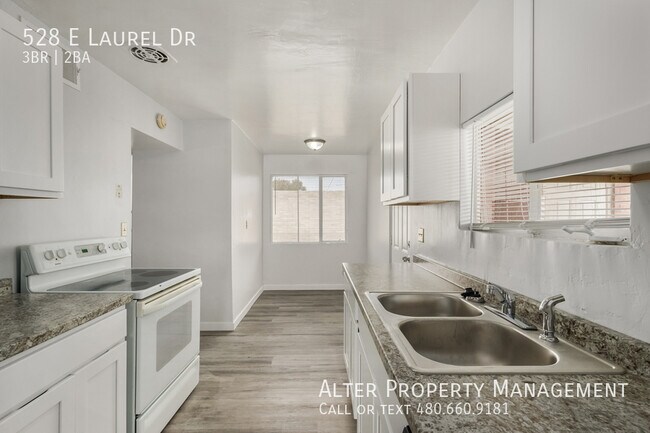 Building Photo - 528 E Laurel Dr