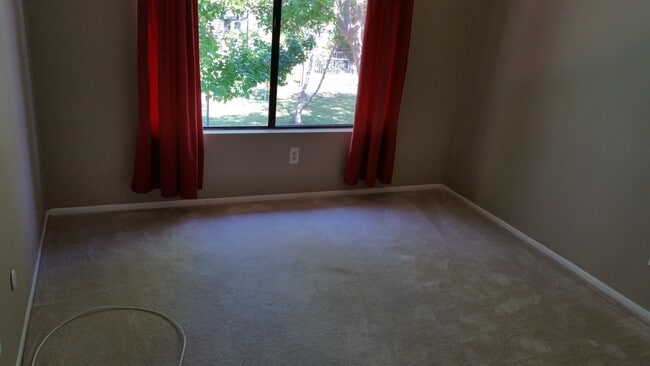 Building Photo - 2BED/2.5BATH