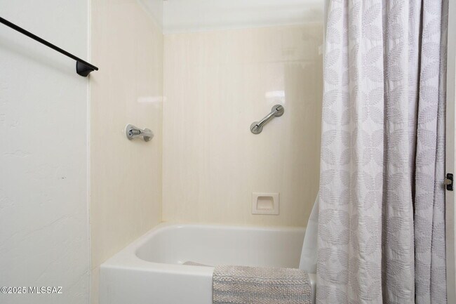 Building Photo - 6851 W Kern Dr