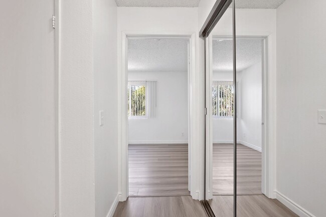 Building Photo - Updated 2BD/2BA Apartment IN SYLMAR