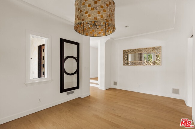 Building Photo - 647 Toyopa Dr