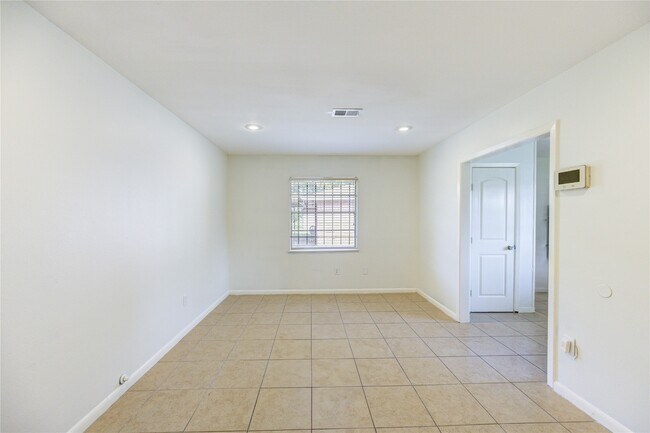 Building Photo - 9811 Shadydale Ln