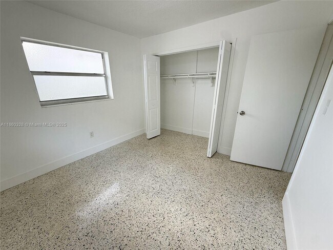 Building Photo - 635 SW 7th Ct