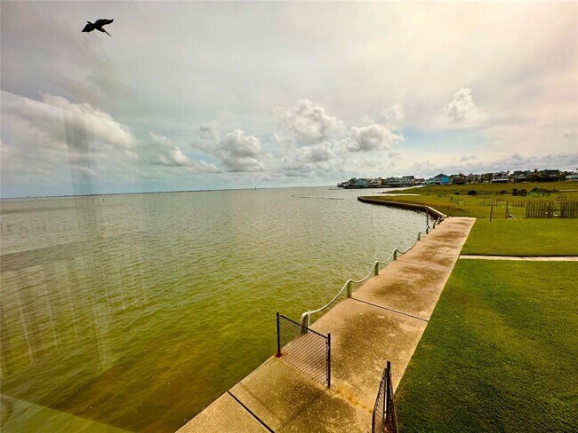 Building Photo - 500 Tiki Dr