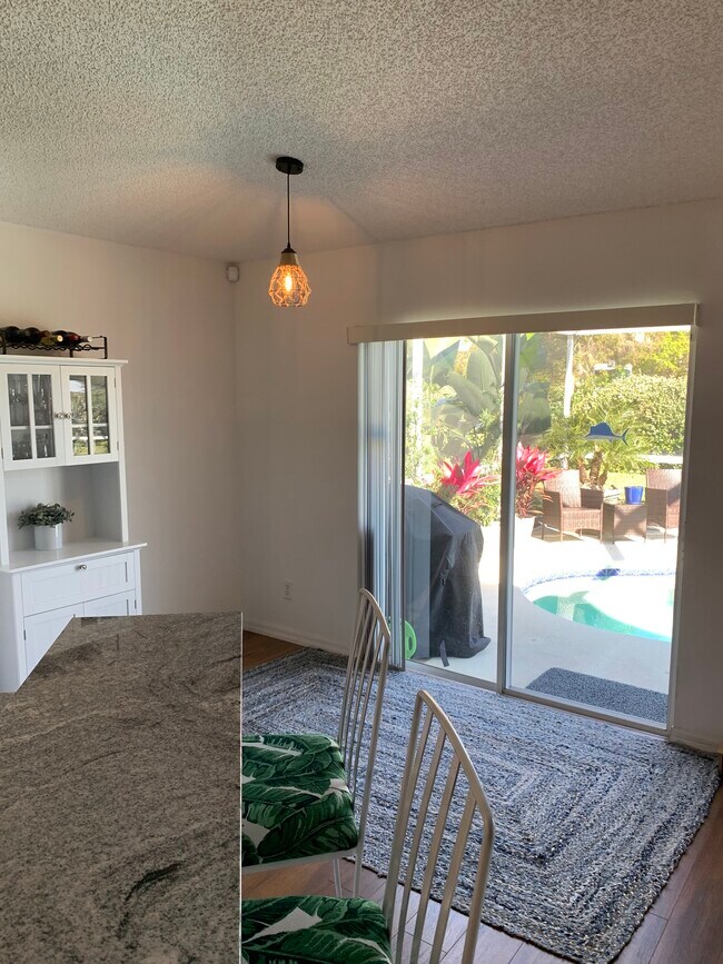 Building Photo - 993 E 13th Sq