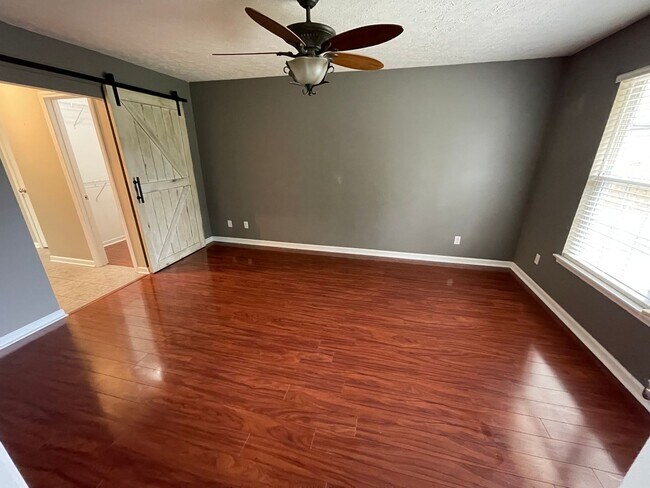 Building Photo - Beautiful Shelbyville Home For Rent