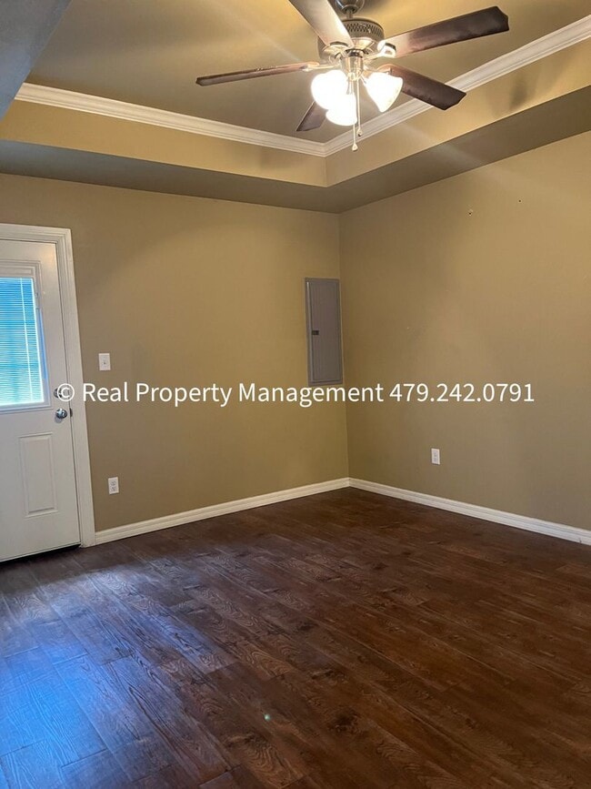 Building Photo - Very Nice 3B/2B Duplex Available NOW!
