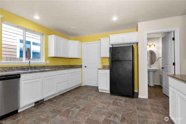 Building Photo - Listed For Rent