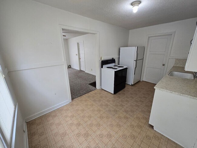 Building Photo - Garfield/6th Duplex