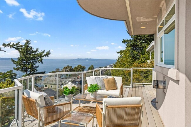 Building Photo - 5Bd/3.5Ba Shoreline House