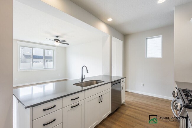 Building Photo - Brand New 4 Bed 3 Bath