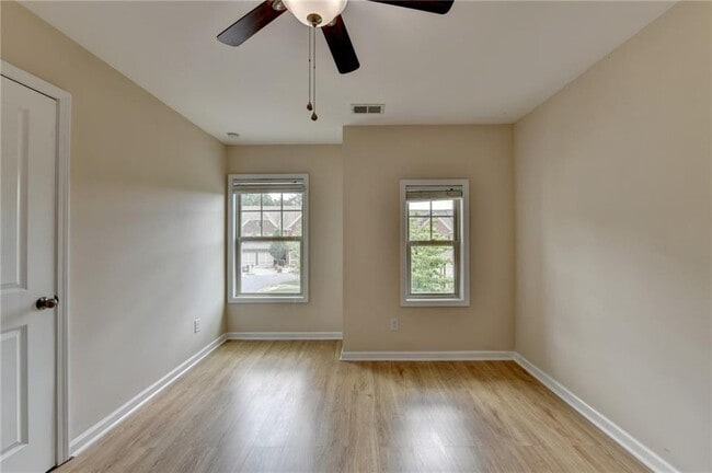 Building Photo - 2152 Greencrest Cir