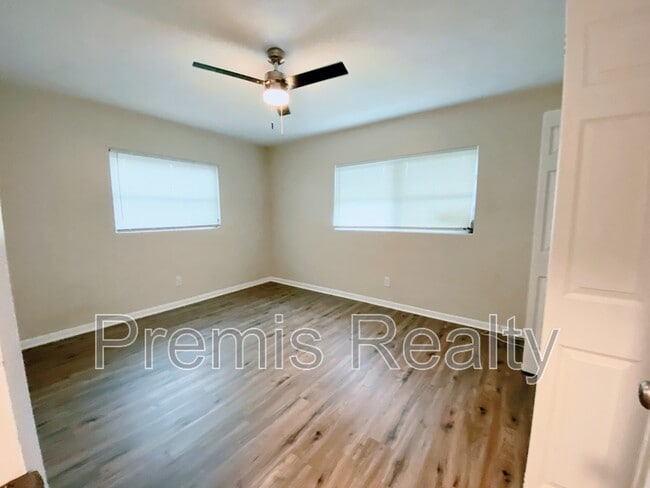Building Photo - 1121 Mary Jane Ln
