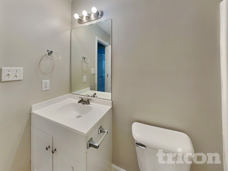 Building Photo - 205 Highgrove Dr