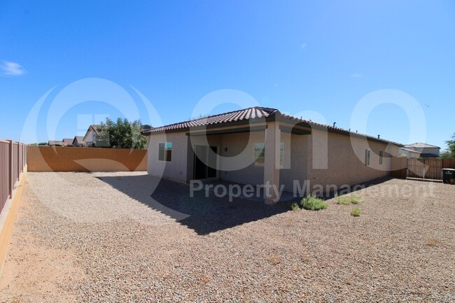 Building Photo - 744 E Diamond Dr