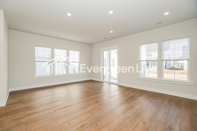 Building Photo - 130 Bloomsbury St