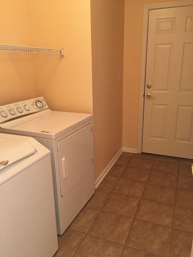 Building Photo - 88 E Danbury Ln