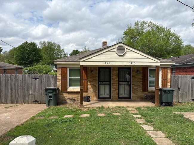Building Photo - Newly Refreshed 1 bedroom 1 bathroom Duplex - Open To Section 8